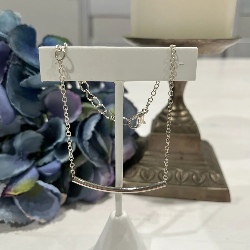 Silver tone short chain / choker adjustable necklace with barrel pendant‎